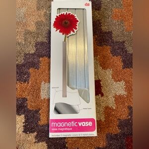 Moma Magnetic Vase with Red Flower